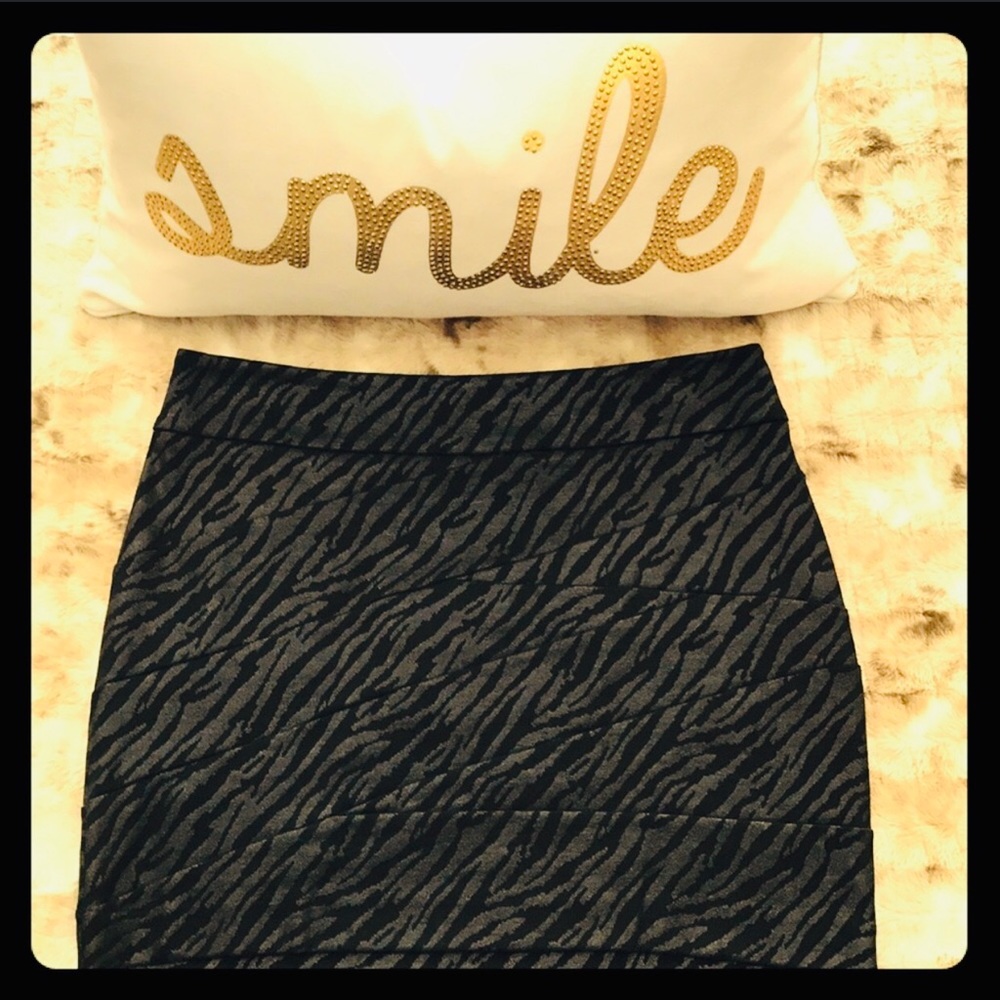 💕NWOT-Express Metallic Zebra Print Mini Skirt 🌸
